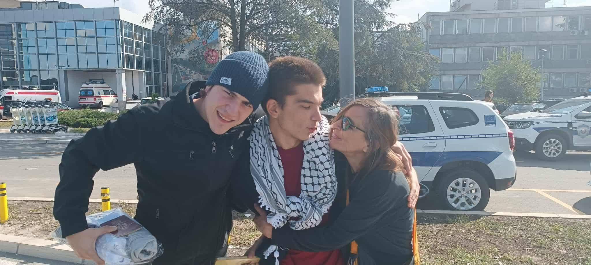 Ognjen Marković (u sredini) sa majkom (desno) i prijateljem (levo)