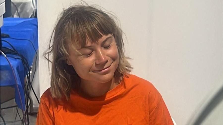 Izrael sprema deportaciju stotina propalestinskih aktivista iz flotile ka Gazi 1 greta tunberg, sumud flotila, greta tunberg sedi na suncu dok čeka da je deportuju iz Izraela