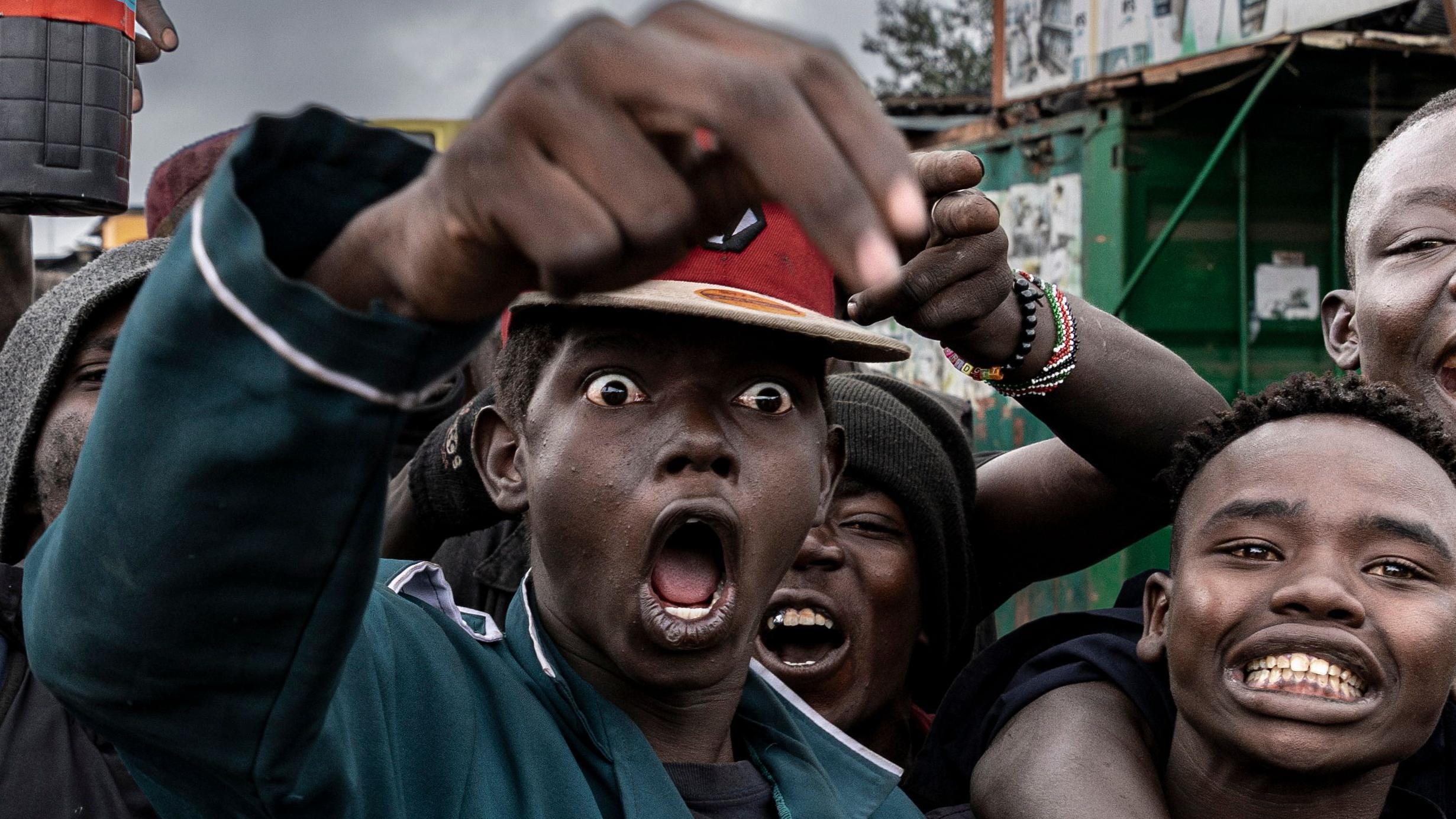 Demonstranti skandiraju slogane tokom prodemokratskog skupa 7. jula 2025. u Najrobiju, u Keniji. Demonstranti su odgovorili na pozive organizacija civilnog društva i drugih grupa da izađu na ulice. Mladić otvorenih usta skandira dok je okružen drugim mladićima koji takođe skandiraju