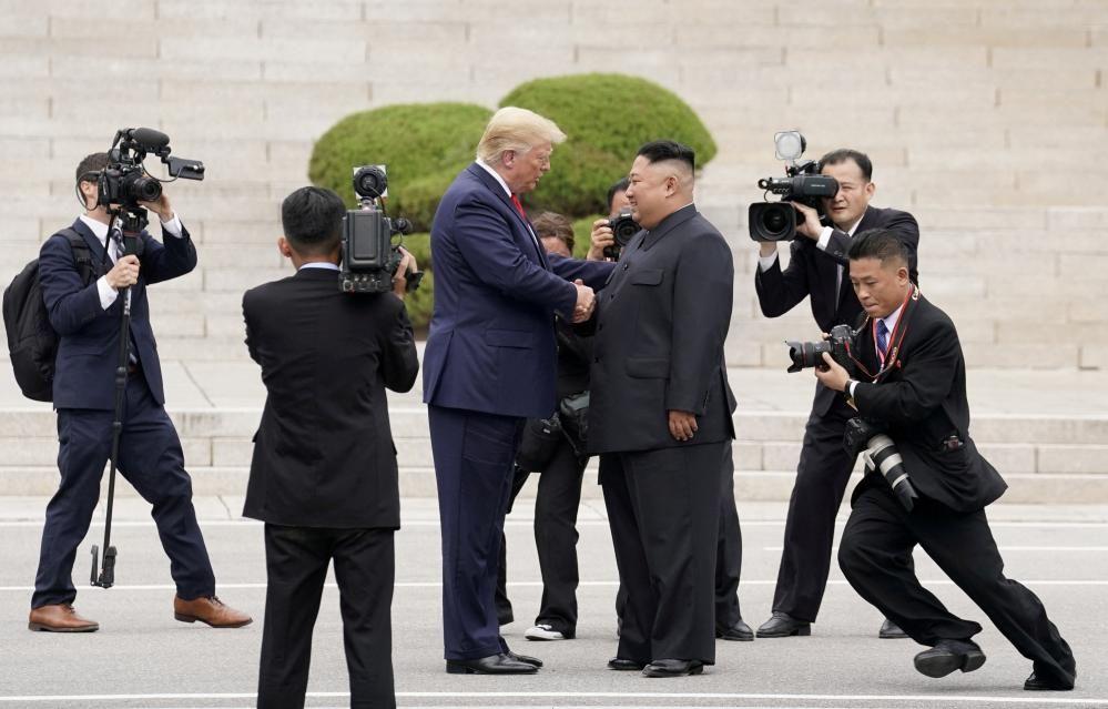 Diplomatija ili pozorište: Zašto Tramp i Kim Džong Un pokušavaju da održe dobre odnose 2 Rukovanje Donalda Trampa i Kim Džong Una tokom susreta 2019. godine