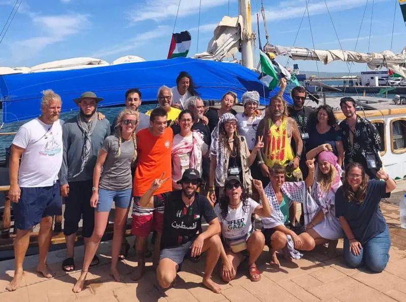 Ognjen Marković (u sredini drugi sleva u narandžastoj majici) i drugi aktivisi sa broda Adara u Bizerti