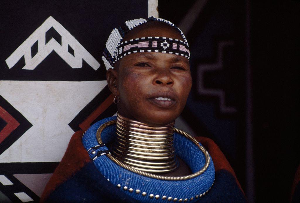 Šta obim vrata govori o vašem zdravlju 3 Slika žene sa zlatnim prstenjem nanizanim oko vrata