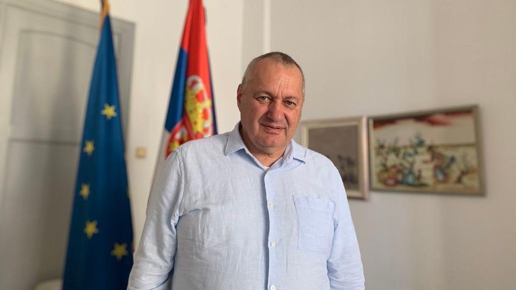 Intervju petkom Srđan Milivojević: Peti oktobar je bio bljesak demokratije i slobode 1 Srđan Milivojević u sedištu Demokratske stranke u centru Beograda sa zastavama Srbije i Evropske unije