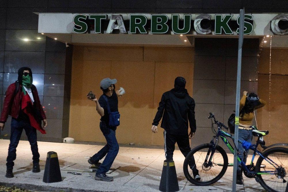 Presretnuta propalestinska flotila ka Gazi, Izrael deportuje stotine 15 Demonstrant baca kamen na Starbaks tokom skupa solidarnosti sa Globalnom Sumud flotilom i Gazom u Meksiko Sitiju