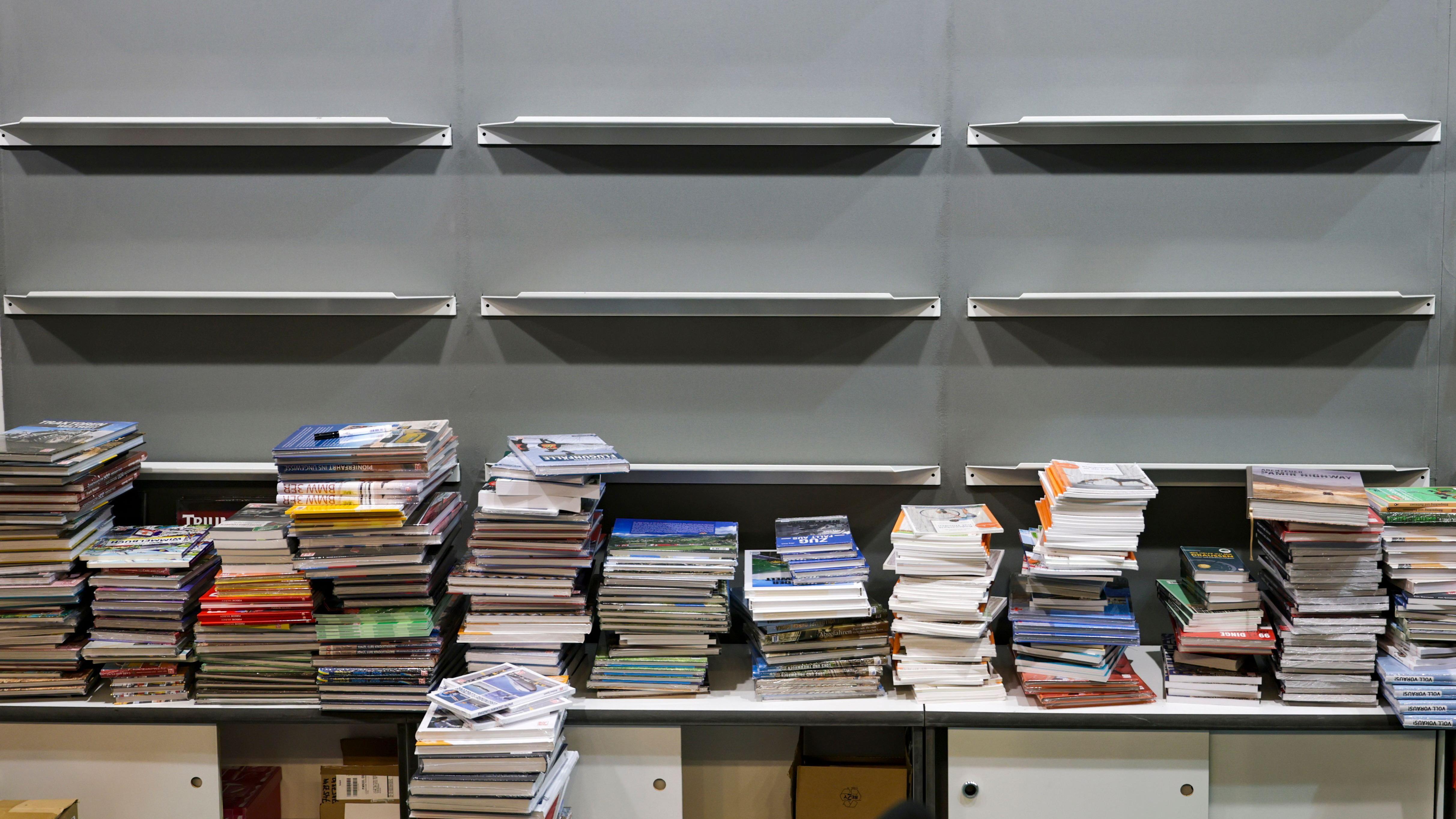 Sajam knjiga: Spor nekih izdavača i organizatora pred 1. novembar 1 knjige, prazne police sa knjigama, polica sa knjigama, sajam knjiga