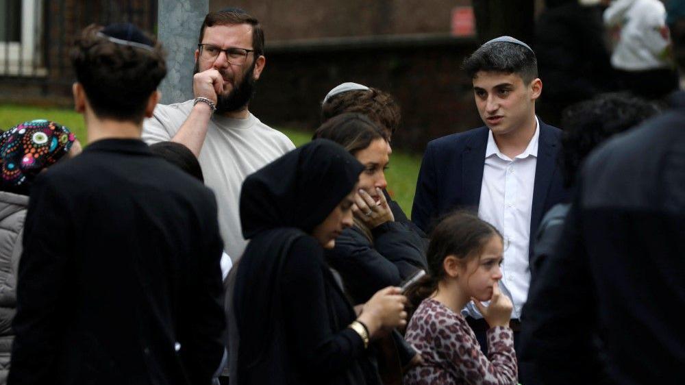 'Teroristički napad' u Mančesteru: Ubica je Britanac sirijskog porekla 2 napad kod sinagoge u mančesteru, napad u mančesteru, ljudi stoje u bolu ispred sinagoge u mančesteru