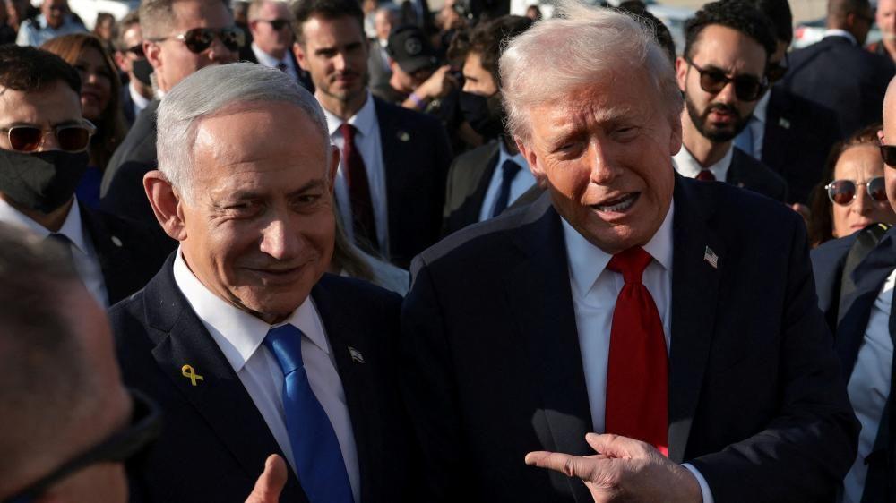 Tramp je zaslužan za prekid vatre u Gazi, ali put ka miru je daleko 2 Donald Trump points to Israeli Prime Minister Benjamin Netanyahu. They are standing next to each other at the Ben Gurion International Airport ahead of Trump's visit to Egypt for the summit