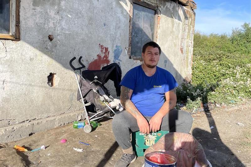 'Iz ove kože se ne može': Život ispod praga siromaštva u Srbiji 3 Miloš Nikolić ispred kuće