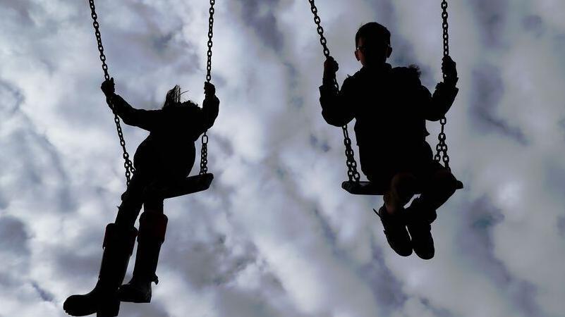 'Sindrom najstarijeg deteta': Da li redosled rođenja oblikuje ličnost 2 Deca na ljuljaškama