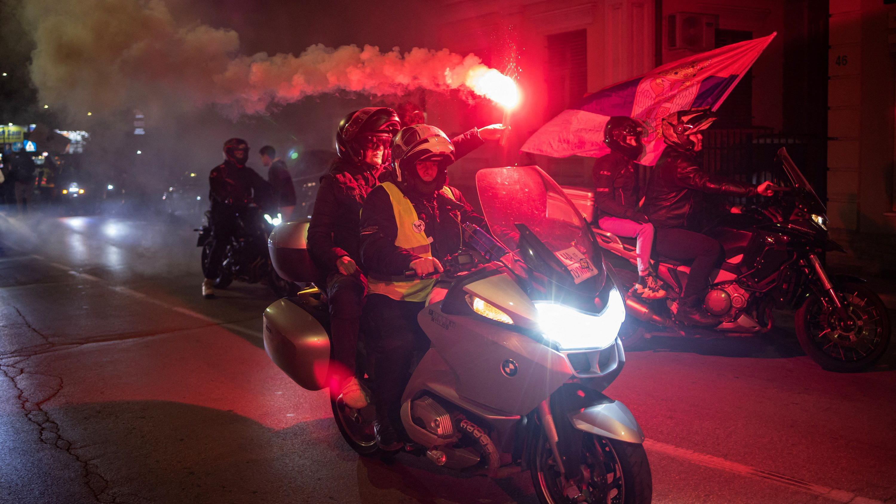 Suze i baklje: Doček novopazarskih studenata u Čačku - u fotografijama 10 Doček novopazarskih studenata u Čačku