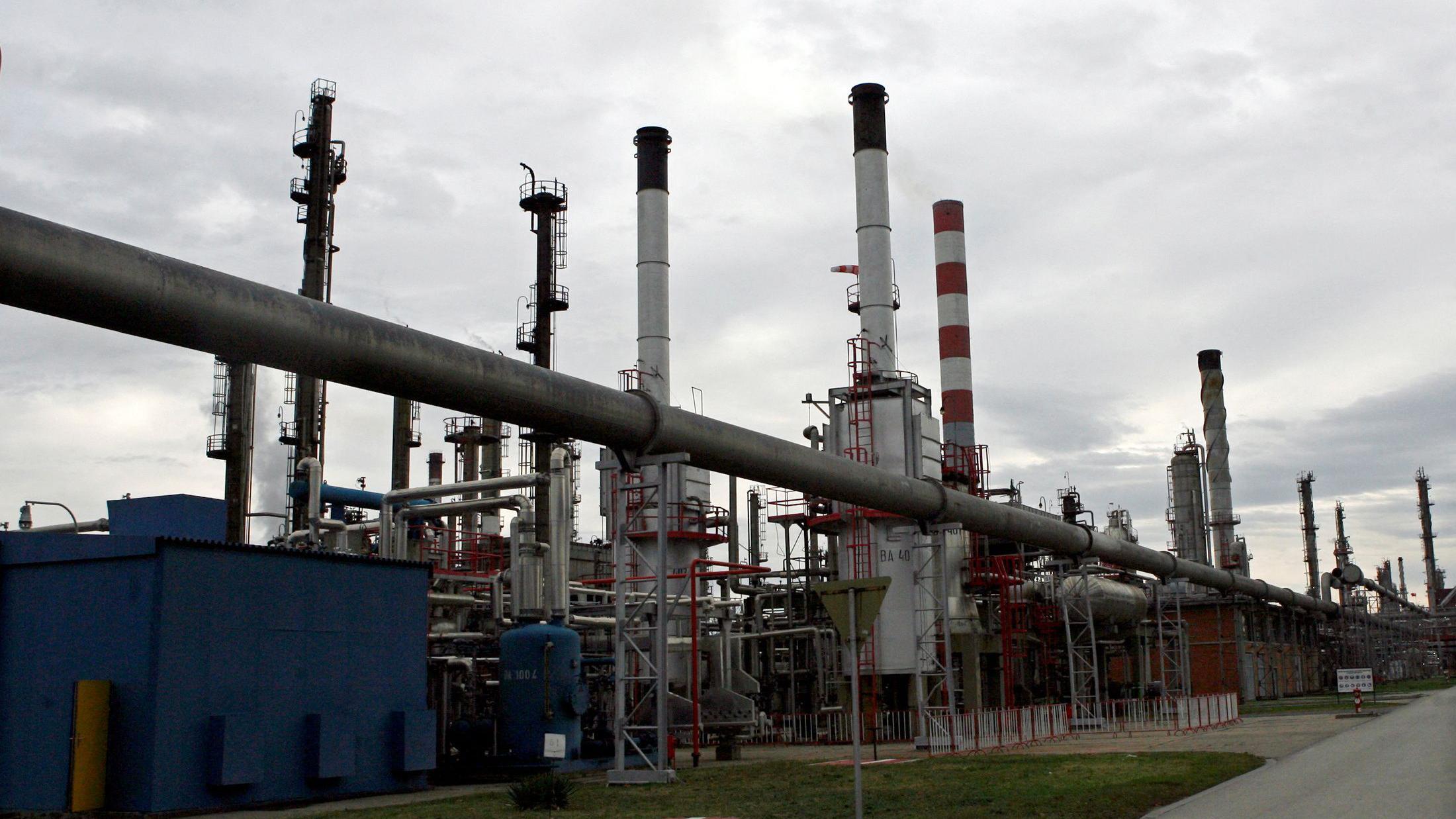 Sankcije NIS-u: Kako mogu da utiču na mene 4 Rafinerija nafte u Pančevu je glavno postrojenje za preradu naftnih derivata u Srbiji