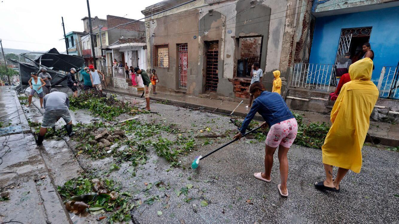 Najmanje 20 mrtvih na Haitiju, uragan Melisa stigao do Kube 1 Nekoliko ljudi čisti ulice i rasklanja polomljeno granje posle uragana na Kubi