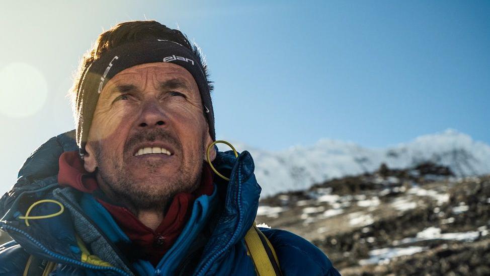 'Rođen da skija sa Everesta': Slovenac koji je izveo prvi spust sa krova sveta 1 Davorin Davo Karničar gleda uvis sa planinskim vrhovima iza sebe