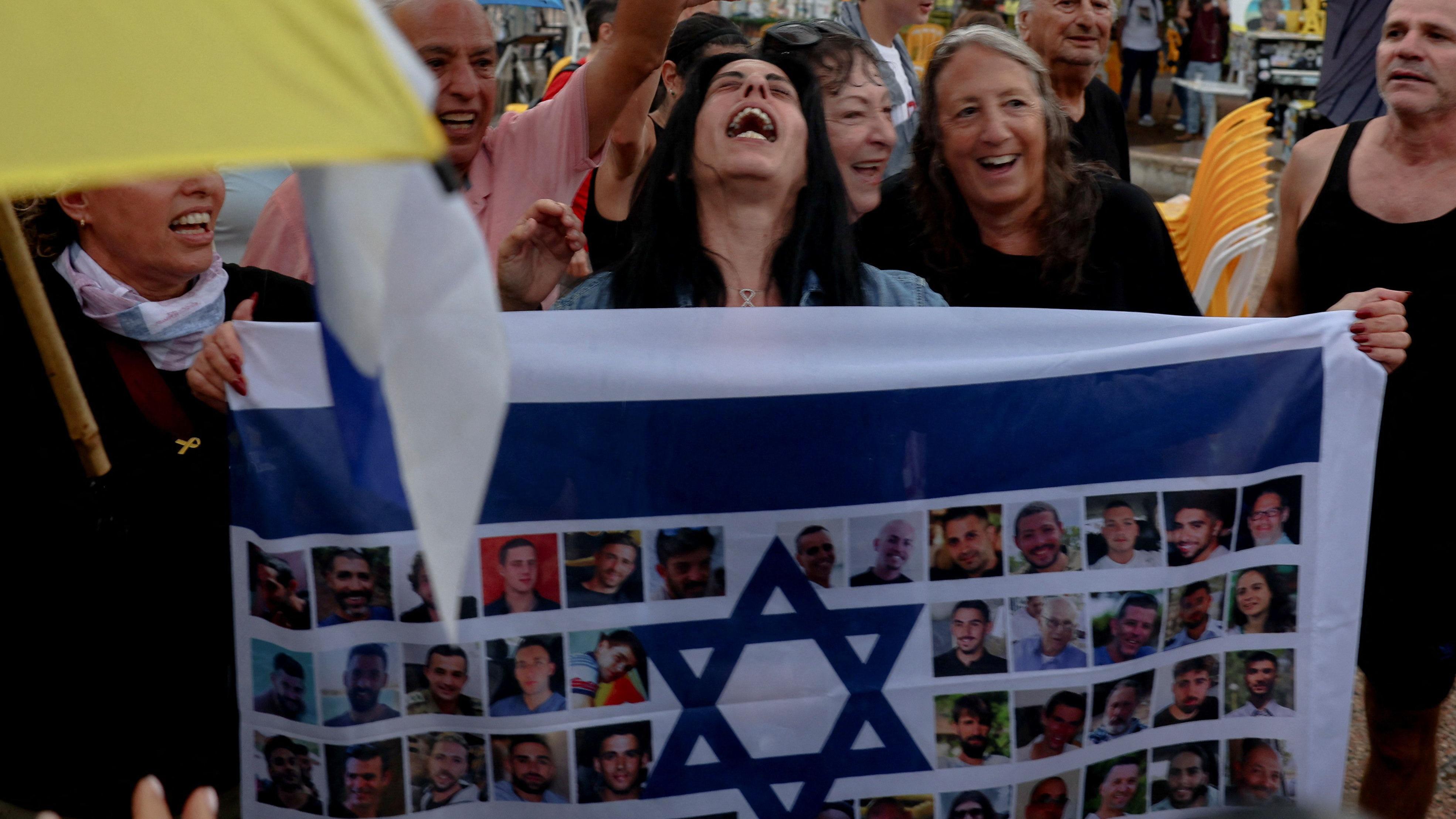 Einav Zangauker, majka taoca Matana Zangaukera, reaguje držeći izraelsku zastavu sa fotografijama talaca, nakon što je američki predsednik Donald Tramp objavio da su se Izrael i Hamas dogovorili o prvoj fazi primirja u Gazi, na „Trgu talaca“ u Tel Avivu.