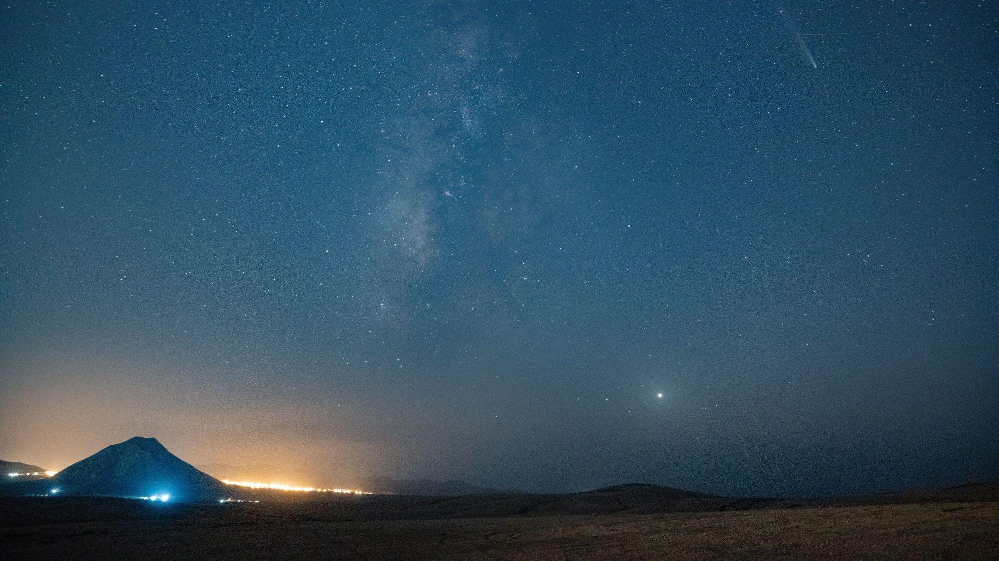 Zvezde na nebu i planina okružena vatrom
