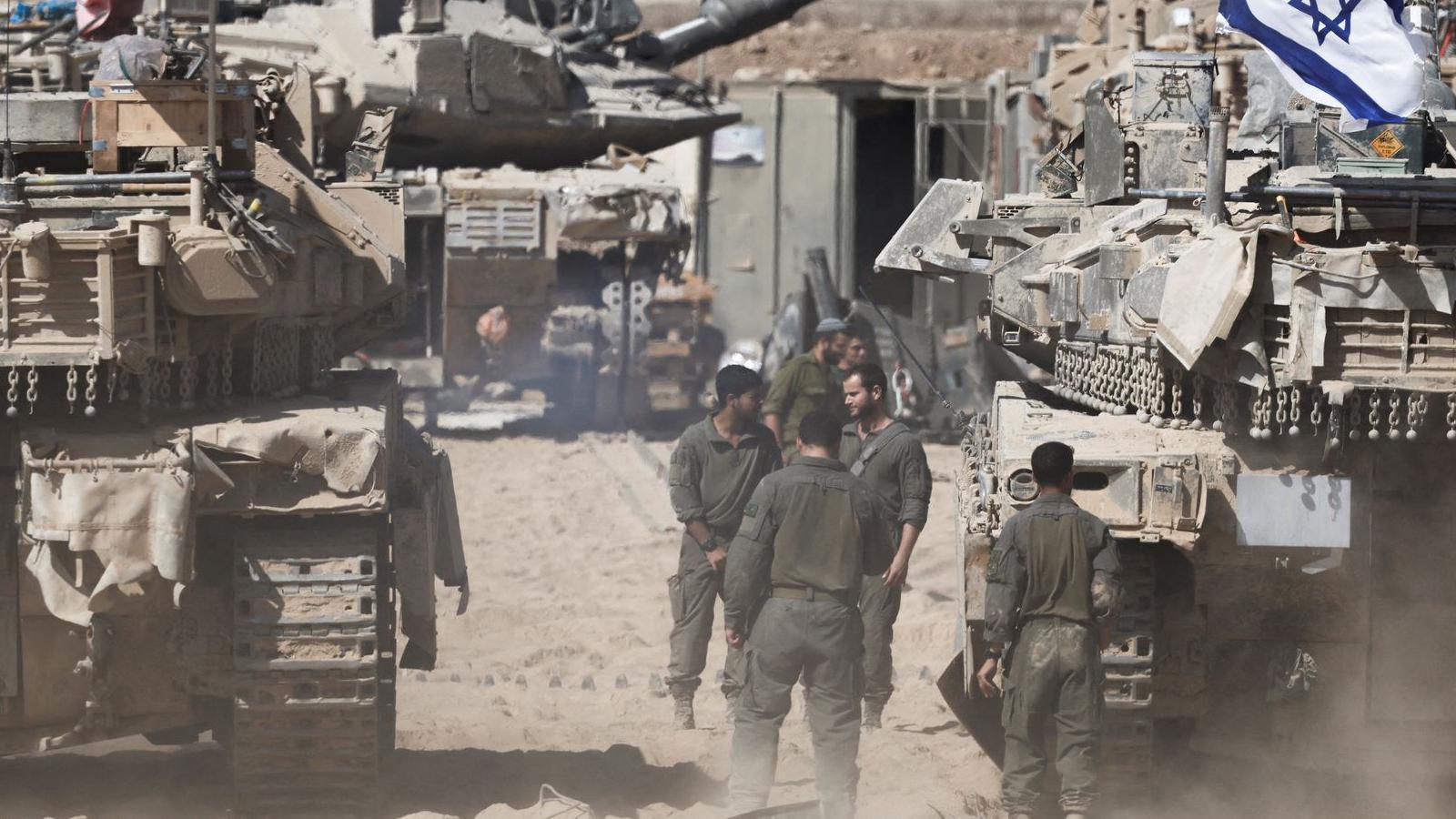 Prekid vatre i dalje je na snazi, kaže Tramp posle izraelskog napada na Gazu 2 Izraelski vojnici stoje pored tenkova blizu Izraela.