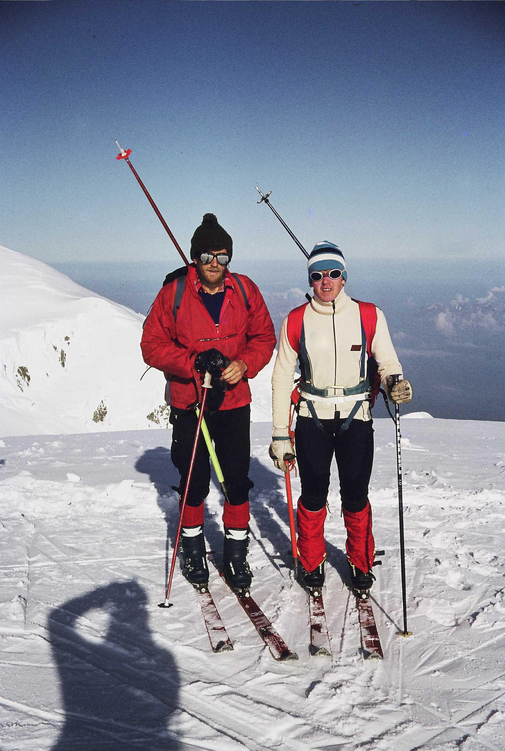 'Rođen da skija sa Everesta': Slovenac koji je izveo prvi spust sa krova sveta 6 Davo Karničar (desno) sa najstarijim bratom Lukom na Mon Blanu, najvišem vrhu Alpa