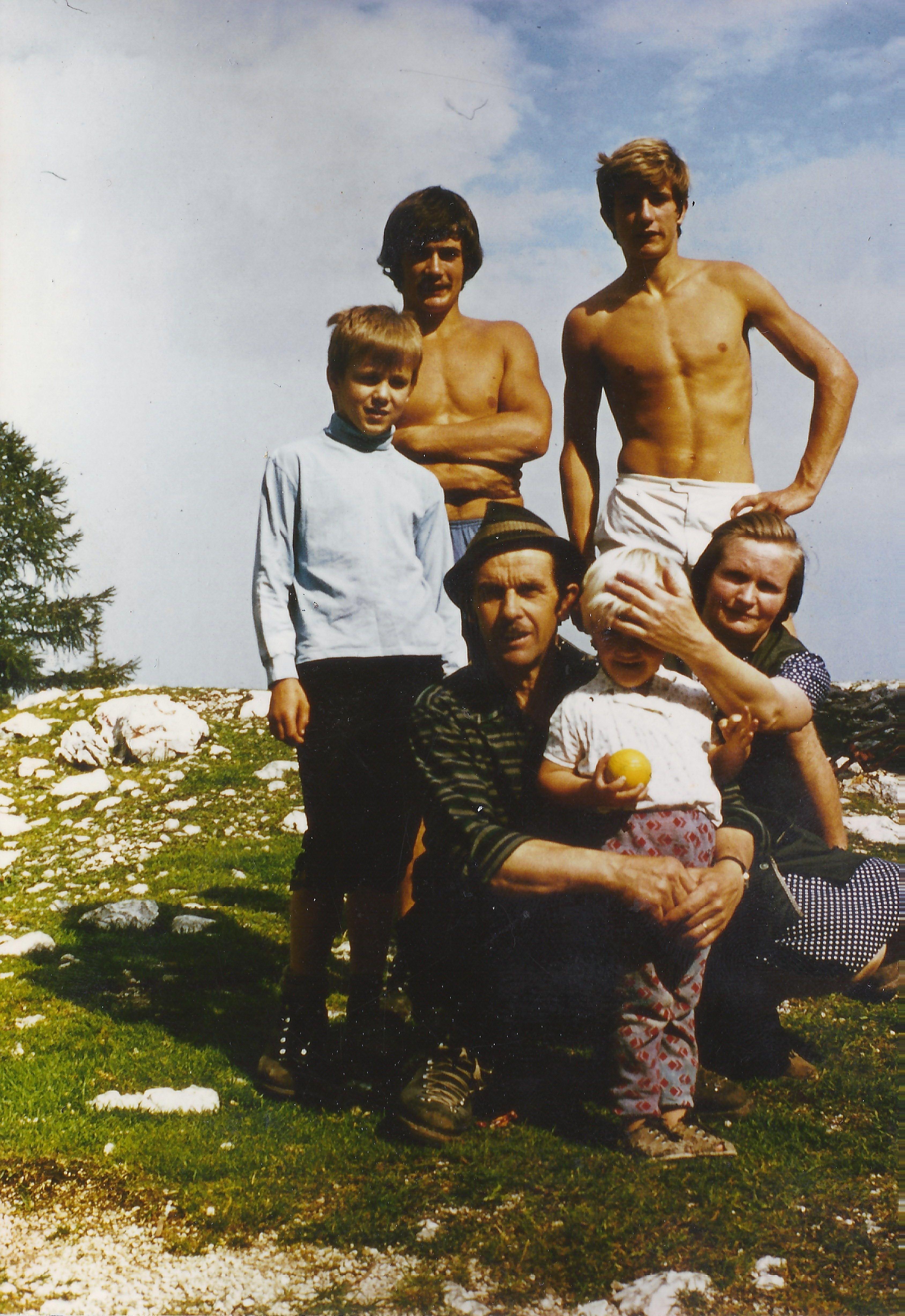 'Rođen da skija sa Everesta': Slovenac koji je izveo prvi spust sa krova sveta 7 Porodica Karničar