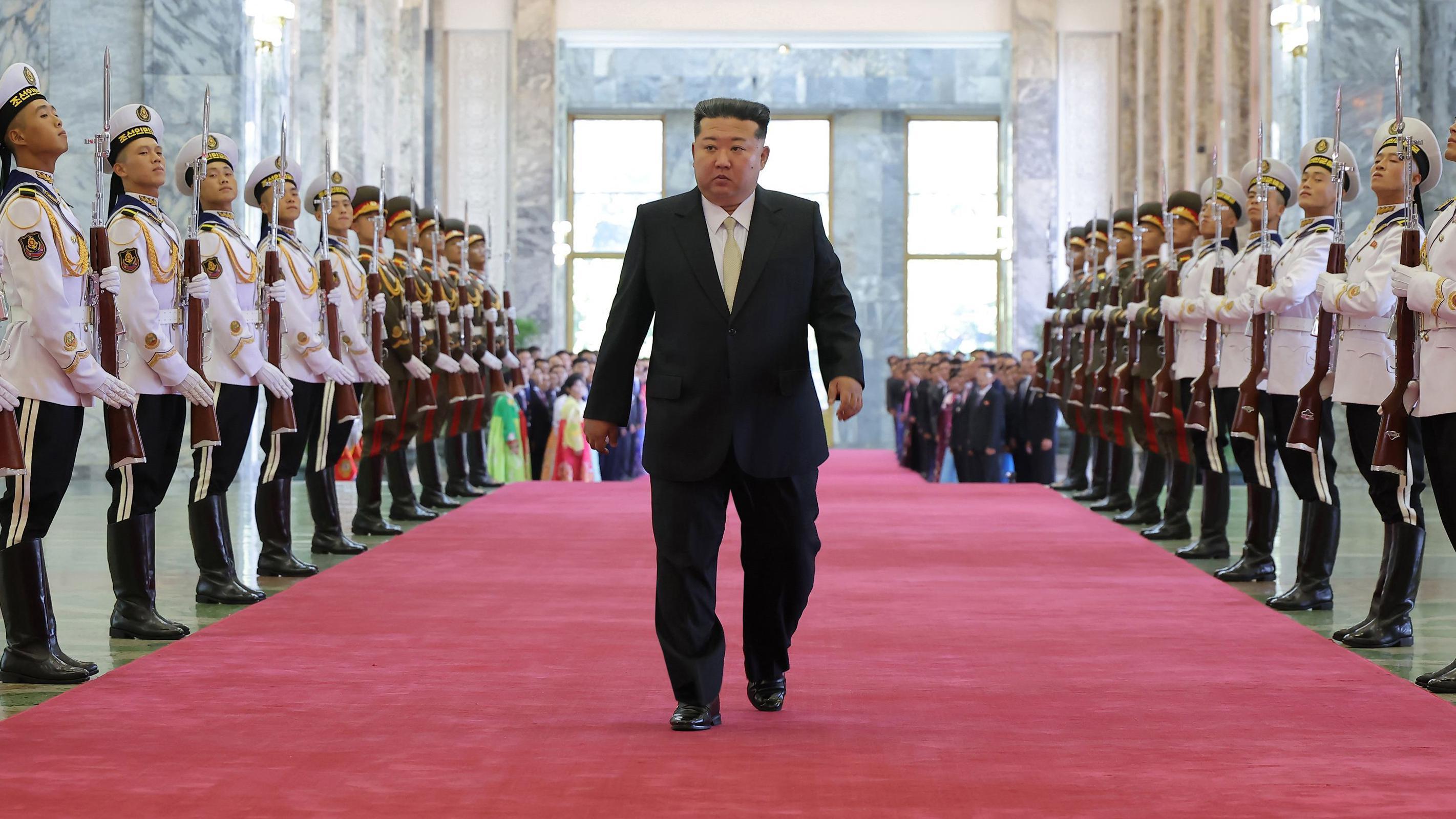 Sve više smrtnih kazni u Severnoj Koreji zbog deljenja stranih filmova i serija: UN 1 Kim Džong Un, severnokorejski vođa kim džong un šeta po crvenom tepihu