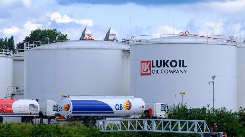 Lukoil prodaje imovinu u inostranstvu - šta to znači za Srbiju 1 lukoil, rafinerija lukoila, naftna kompanija lukoil