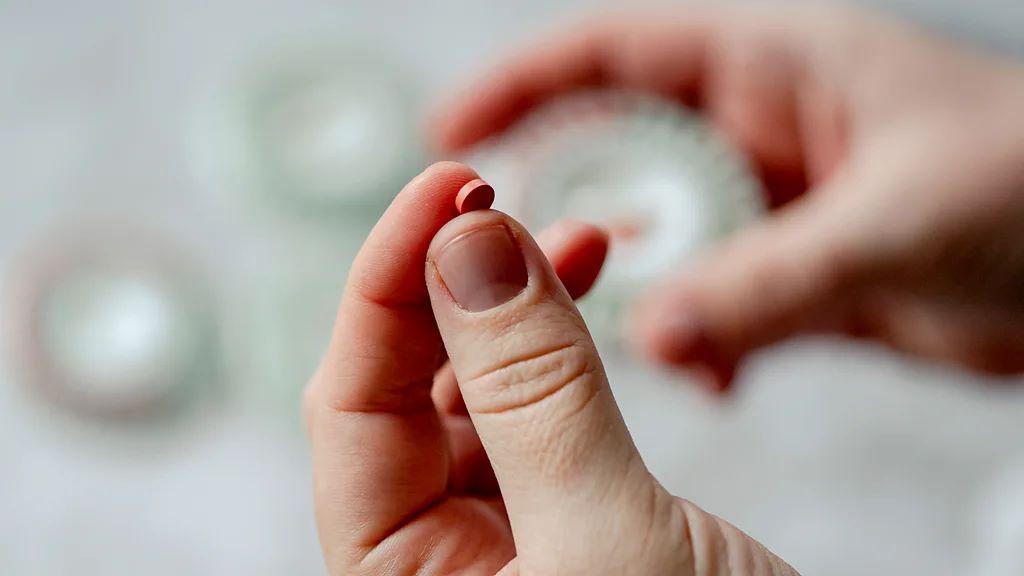 fotografije ruke koja drži tabletu