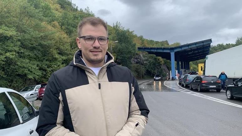 Lokalni izbori na Kosovu: Mogu li Srbi da se vrate u institucije 4 Aleksandar Arsenijević u zimskoj jakni na prelazu Jarinje na ulasku Kosova iz Srbije