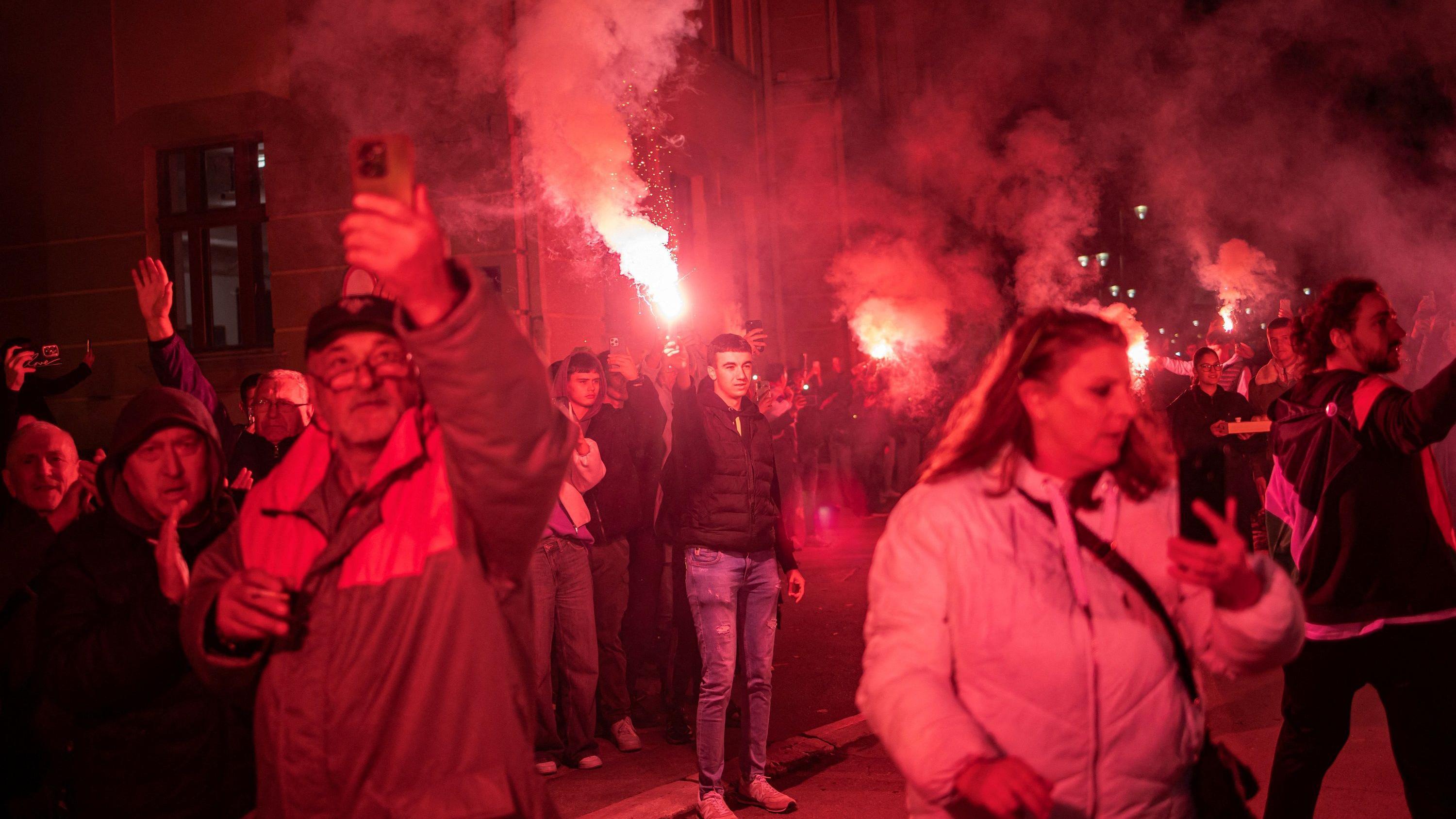 Suze i baklje: Doček novopazarskih studenata u Čačku - u fotografijama 11 Doček novopazarskih studenata u Čačku