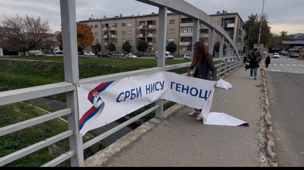 Dan pomena tragedije nije vreme za jeftinu propagandu: Aktivistkinje iz Kragujevca za Danas o skidanju transparenata „Srbi nisu genocidan narod” (FOTO) 1