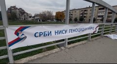 Aktivistknje u Kragujevcu skidaju teansparente Srbi nisu genocidan narod 02 Dan pomena tragedije nije vreme za jeftinu propagandu: Aktivistkinje iz Kragujevca za Danas o skidanju transparenata „Srbi nisu genocidan narod” (FOTO) 2
