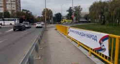 Aktivistknje u Kragujevcu skidaju teansparente Srbi nisu genocidan narod 03 Dan pomena tragedije nije vreme za jeftinu propagandu: Aktivistkinje iz Kragujevca za Danas o skidanju transparenata „Srbi nisu genocidan narod” (FOTO) 3