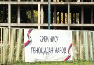 Aktivistknje u Kragujevcu skidaju teansparente Srbi nisu genocidan narod 05 Dan pomena tragedije nije vreme za jeftinu propagandu: Aktivistkinje iz Kragujevca za Danas o skidanju transparenata „Srbi nisu genocidan narod” (FOTO) 5