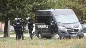 Novosađanin Nemanja Brzak, koji je danas uhapšen od strane žandarmerije na Bulvearu Evrope, pušten je večeras bez ikakve prijave.