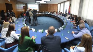 U Beogradu je danas uručeno prvih 10 ugovora za Meru 1 programa IPARD III o dodeli ukupno 5,4 miliona evra grantova Evropske unije (EU) poljoprivrednicima i agro-kompanijama u Srbiji da bi unapredili proizvodnju i postali konkurentniji.