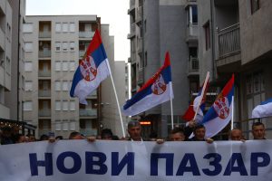 Nekoliko stotina građana okupilo se danas na prvom "skupu protiv blokada" u Novom Pazaru, među kojima su bili visoki funkcioneri Srpske napredne stranke (SNS) iz ovog grada i okolnih opština.