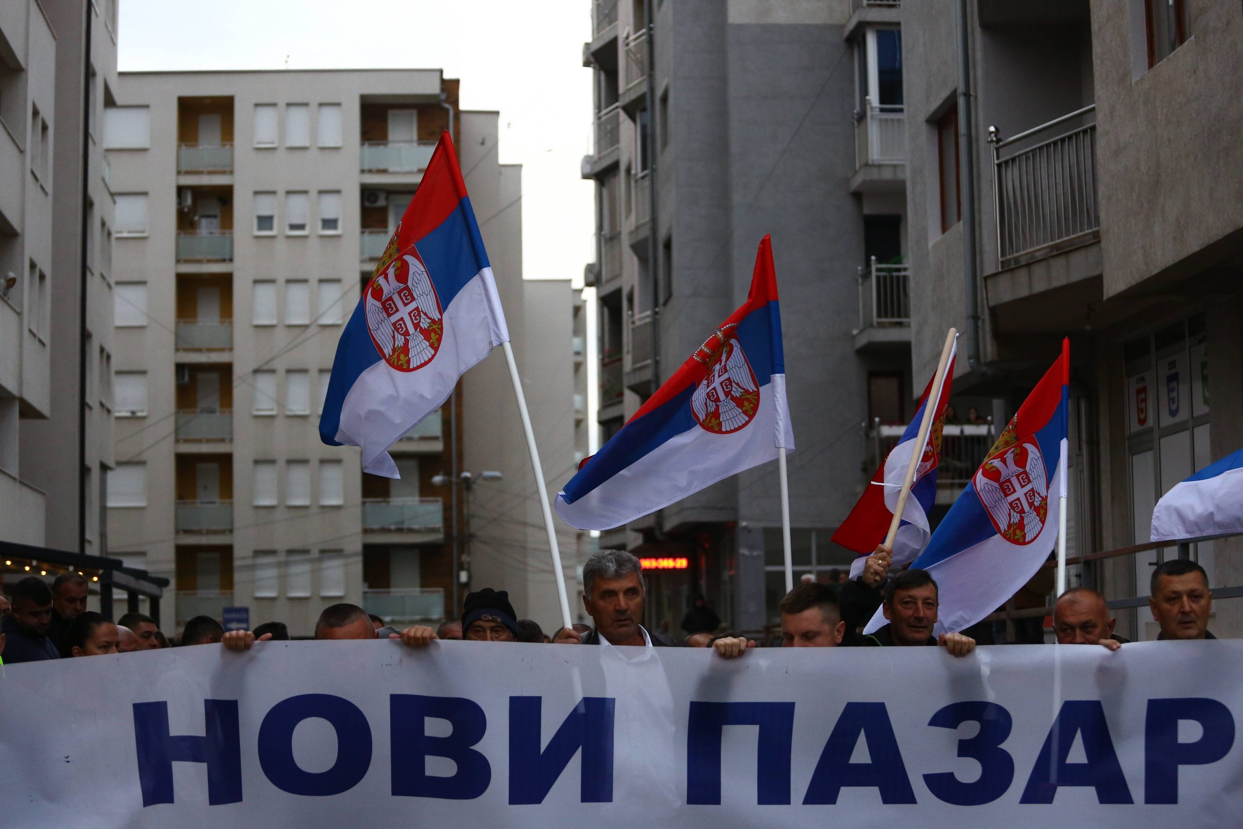 Pristalice SNS-a na ulicama: U Novom Sadu privedene četiri osobe, policija potiskuje građane u Kragujevcu 2 Pristalice SNS-a na ulicama: U Novom Sadu privedene četiri osobe, policija potiskuje građane u Kragujevcu 2