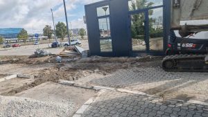 Povodom postavljanja komunalno-bezbednosnih stanica u 17 beogradskih opština na zahtev gradonačelnika Aleksandra Šapića, radi, kako se navodi, „bezbednosti dece u vrtićima i školama u svom rejonu“, Inicijativa Beograd ostaje postavlja javno pitanje: "Zašto se javni novac, parkovi i javne zelene površine zloupotrebljavaju u cilju izgradnje mesnih odbora za režimske batinaše!"