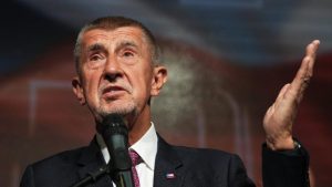 - Novi češki premijer Andrej Babiš izjavio je danas da bi vojna akcija SAD na Grenlandu bila apsurdna ali da se nije pridružio jučerašnjoj deklaraciji solidarnosti sedam evropskih zemalja sa Danskom u Parizu, jer nije dobro da članice NATO pišu jedna drugoj peticije ili apele.
