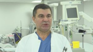 Milan Bogdanović, koji je juče ranjen ispred Skupštine Srbije operisan je u Urgentnom centru ambulantne hirurgije. Doktor Vladimir Arsenijević kaže za RTS da se nadaju da pacijent neće imati više intervencija, ali da se s obzirom na anatomsku regiju povrede, ne bi egzaktno izjašnjavao o tome u budućnosti.