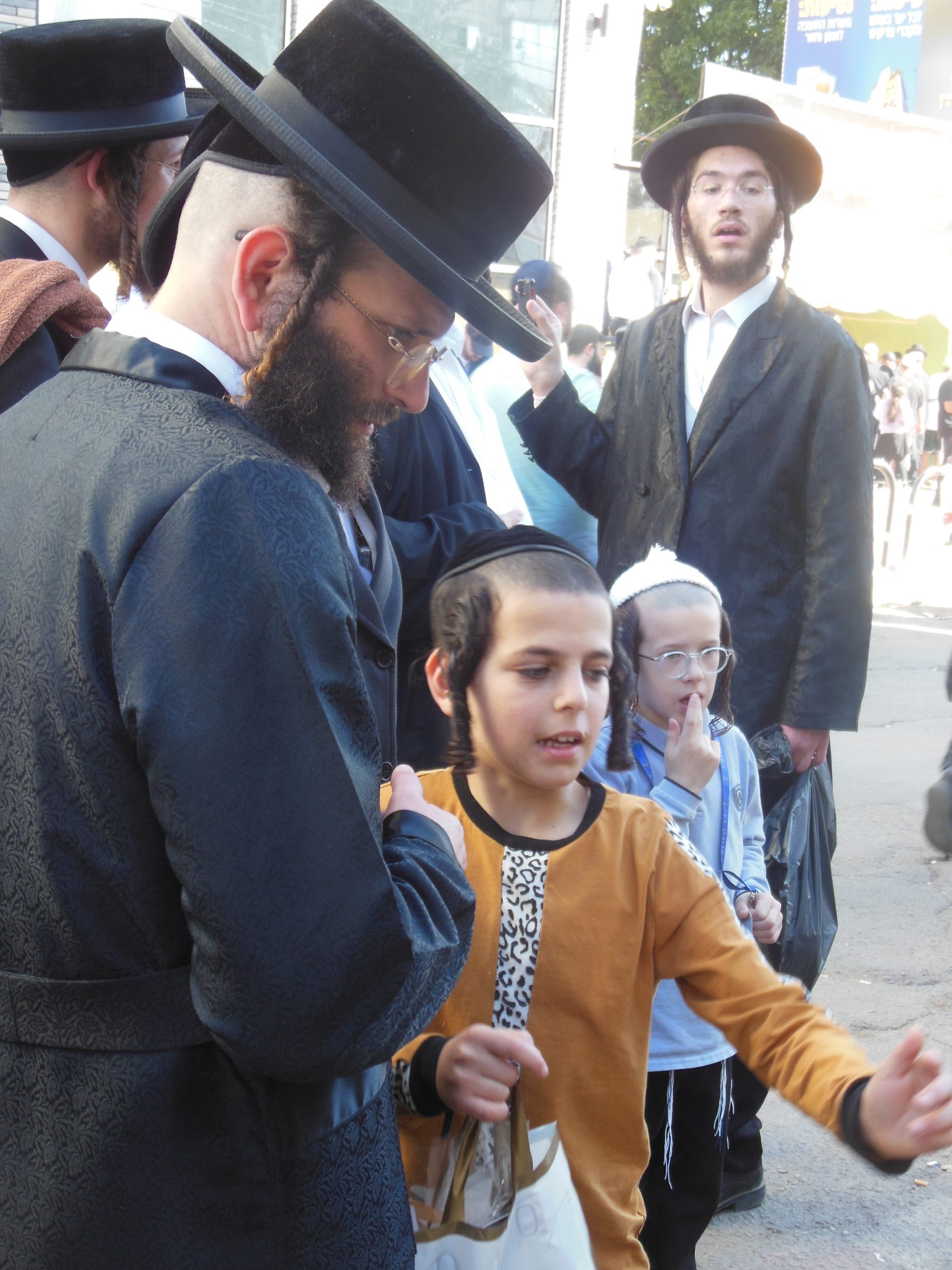Reporter Danasa u ukrajinskom Umanju na proslavi jevrejske Nove godine: Tokom Roš Hašane u grad mogu ući hodočasnici i vrlo mali broj akreditovanih novinara (FOTO) 3 Reporter Danasa u ukrajinskom Umanju na proslavi jevrejske Nove godine: Tokom Roš Hašane u grad mogu ući hodočasnici i vrlo mali broj akreditovanih novinara (FOTO) 3