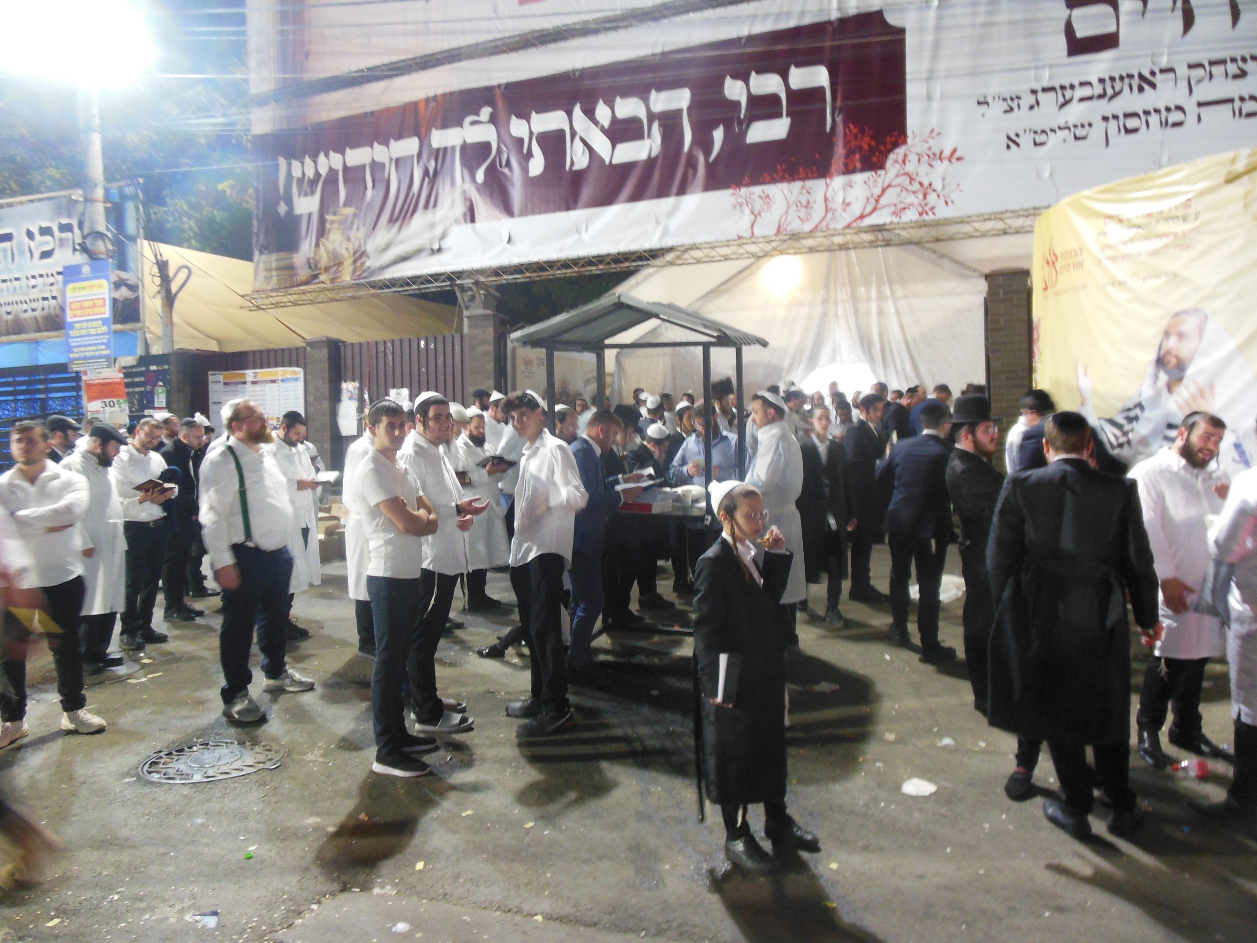 Reporter Danasa u ukrajinskom Umanju na proslavi jevrejske Nove godine: Tokom Roš Hašane u grad mogu ući hodočasnici i vrlo mali broj akreditovanih novinara (FOTO) 2 Reporter Danasa u ukrajinskom Umanju na proslavi jevrejske Nove godine: Tokom Roš Hašane u grad mogu ući hodočasnici i vrlo mali broj akreditovanih novinara (FOTO) 2