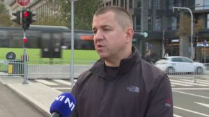 Iz komiteta za bezbednost u saobraćaju Damir Okanović ocenjuje za N1 da postojanje šatora na ulici ispred Narodne skupštine mogu da ugroze kretanje vozila hitnih službi, te on apeluje na nadležne za taj prostor da omoguće prostor za prolazak vozila hitne pomoći i vozila vatrogasnih kamiona.