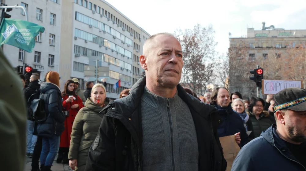 Uprava napolje? Članovi Narodnog pozorišta iz "azila" u Ateljeu 212 odgovaraju na predlog Kokana Mladenovića 1