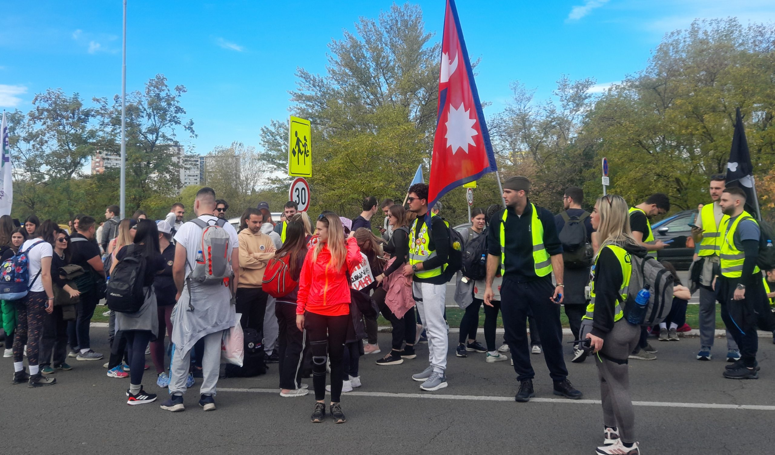 To je kraj režima, nemoguće je pobediti ovu energiju, mladost i lepotu: Javne ličnosti i građani ispratili studente ispred FDU koji pešače u Novi Sad 2 To je kraj režima, nemoguće je pobediti ovu energiju, mladost i lepotu: Javne ličnosti i građani ispratili studente ispred FDU koji pešače u Novi Sad 2