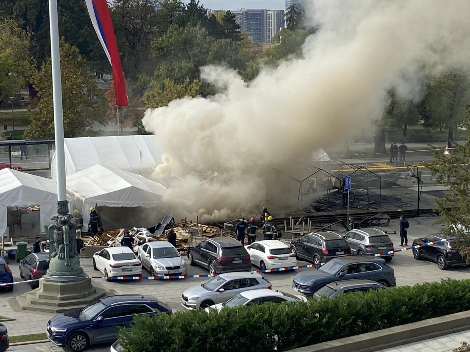 Reporterka Danasa ispred Ćacilenda: Gusti dim i dalje kulja iz šatora, policija obezbeđuje prostor, vatrogasci izvlače zapaljive materije (FOTO, VIDEO) 4