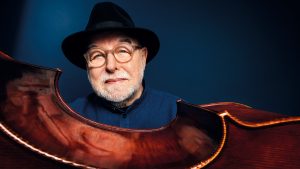 Prve večeri 41. Beogradskog džez festivala publika će imati zadovoljstvo da ponovo čuje jednog od velikana evropskog džeza, čuvenog francuskog kontrabasistu i kompozitora Anrija Teksijea.