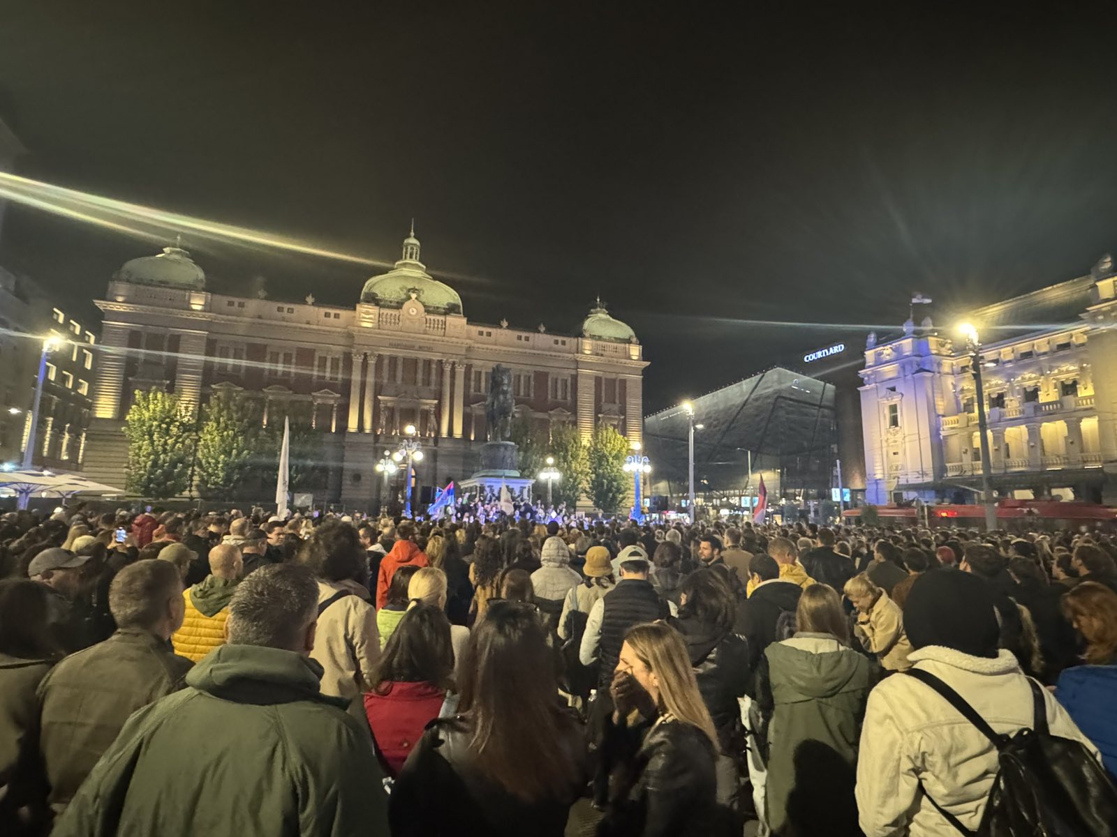 "Narodno pozorište je narodno": Sa skupa podrške na Trgu republike poručeno da "pozorište nije kasarna, niti je uprava Generalštaba" (FOTO; VIDEO) 2