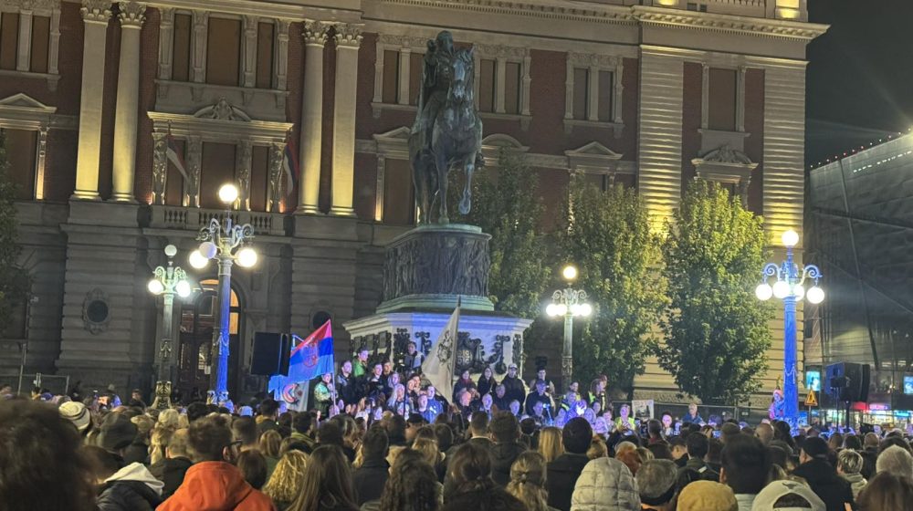 "Narodno pozorište je narodno": Sa skupa podrške na Trgu republike poručeno da "pozorište nije kasarna, niti je uprava Generalštaba" (FOTO; VIDEO) 1
