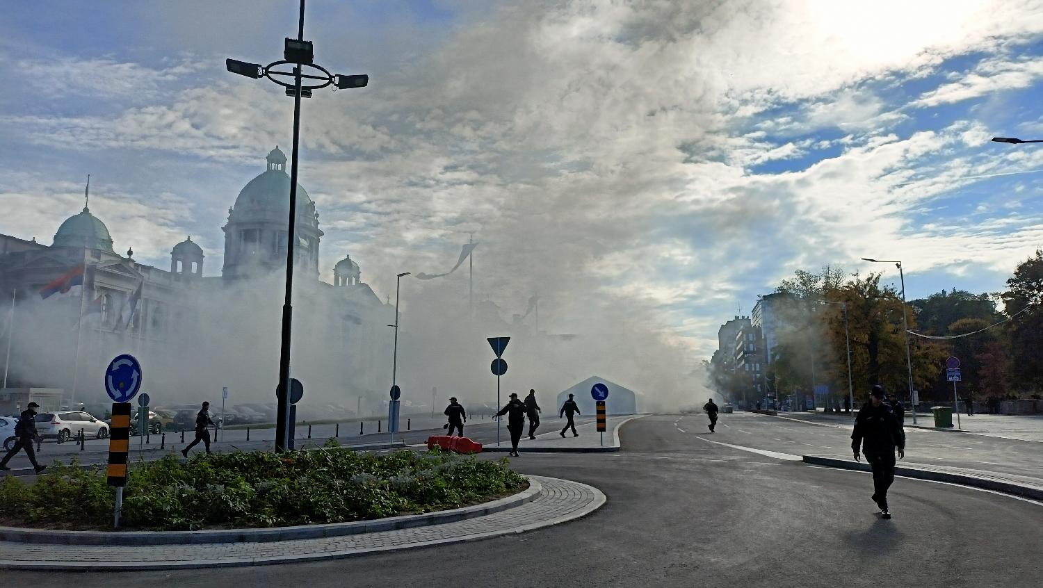 Reporterka Danasa ispred Ćacilenda: Gusti dim i dalje kulja iz šatora, policija obezbeđuje prostor, vatrogasci izvlače zapaljive materije (FOTO, VIDEO) 3