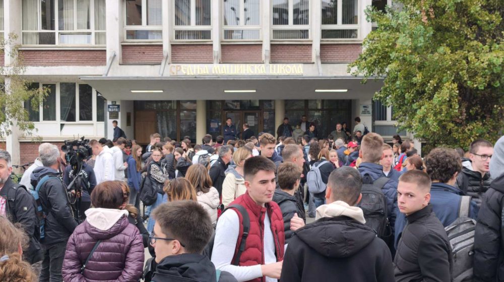 Profesori „Jovine“ gimnazije ponovo obustavili nastavu, roditelji optužuju direktora za urušavanje škole 1