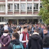 Profesori „Jovine“ gimnazije ponovo obustavili nastavu, roditelji optužuju direktora za urušavanje škole 7